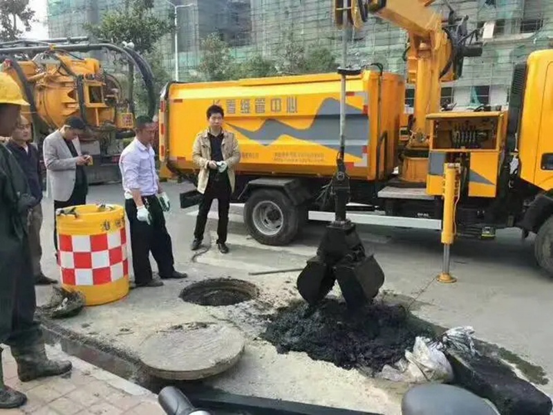 定陶街道：网格员化身“清道夫”，为民解忧疏通“堵心”化粪池