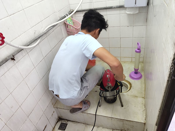 定陶管道堵塞冒臭气 专业师傅现场解决问题