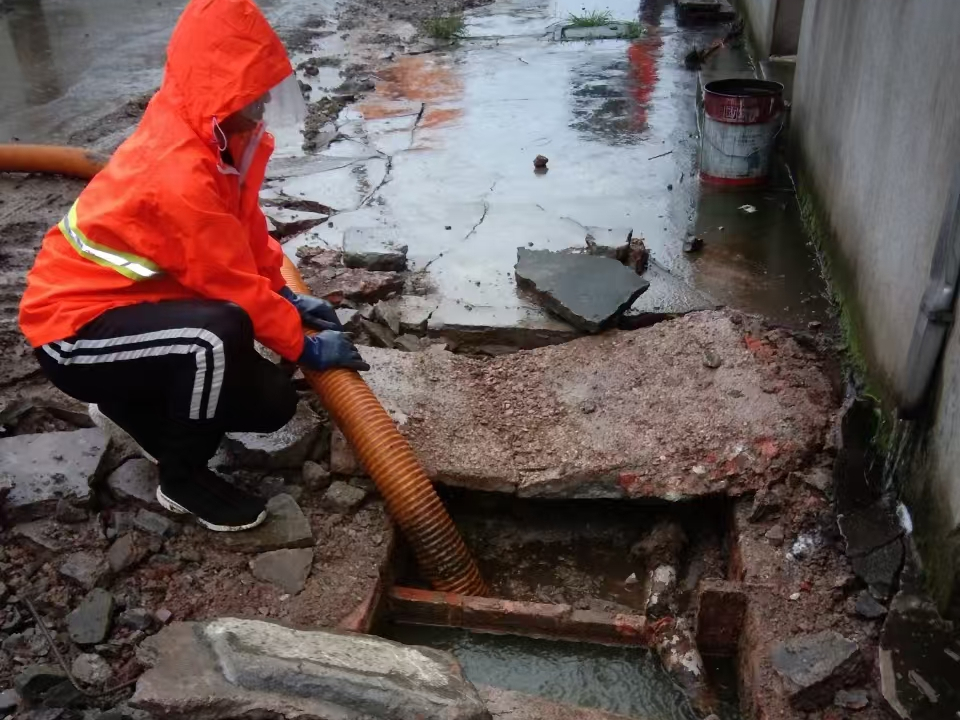 定陶专业清理污水池 炜誉市政以规范流程守护城市 “肠道”